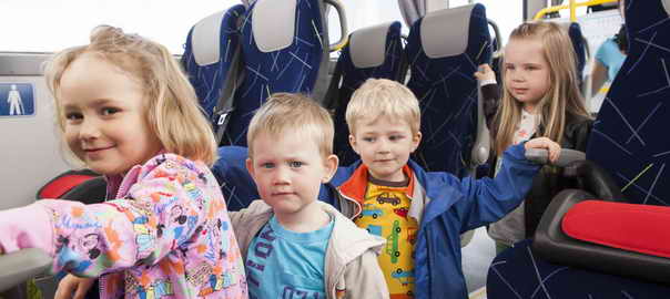 Barn i buss